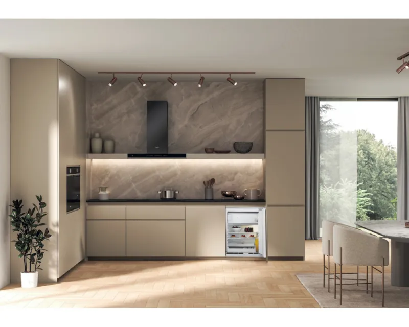 WHIRLPOOL WBUF011 ugradni frižider Slika 2