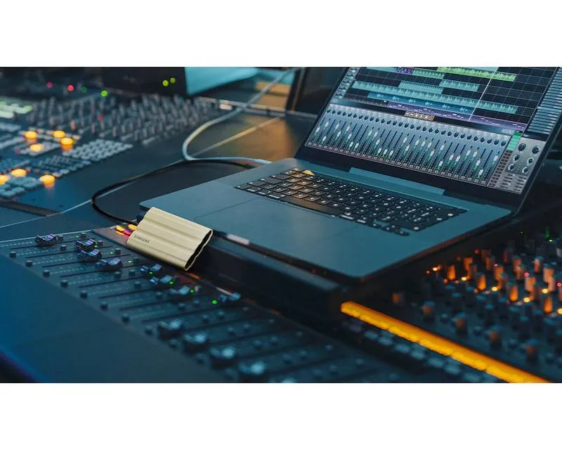 SAMSUNG Portable T7 Shield 4TB crni eksterni SSD MU-PE4T0S Slika 2