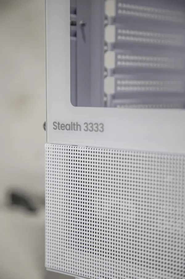 UGD Kuciste Stealth 3333 ATX, staklena prednja i bocna strana, ugradjen 1x ARGB kuler, Belo Slika 2