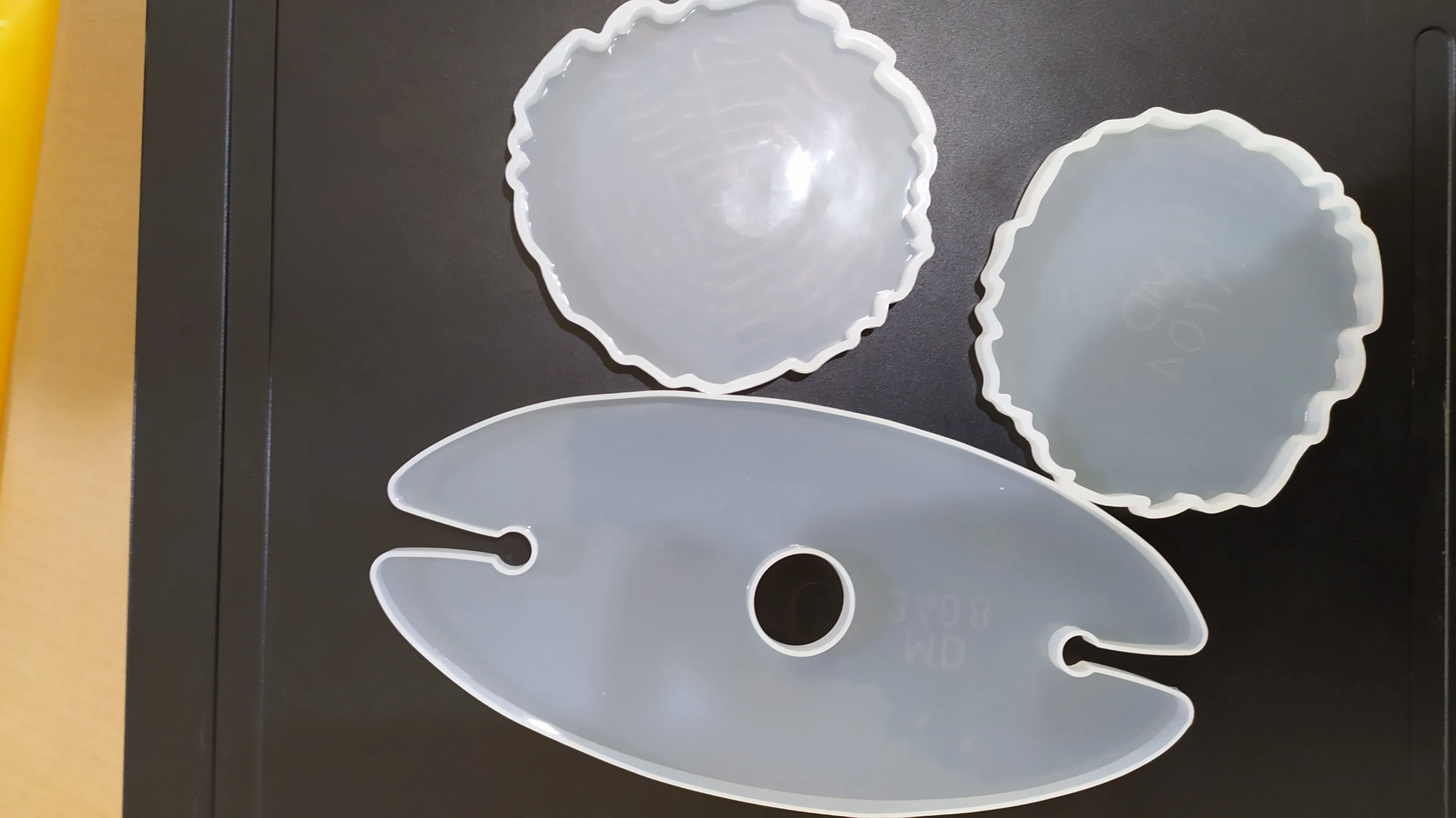 Set silikonskih kalupa model 2-držač flaše i 2 čaše + 2 podmetača Slika 1